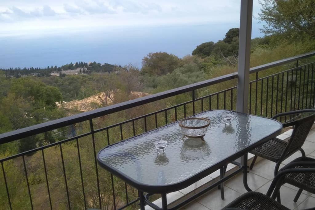 Traditional House With View Drymon エクステリア 写真