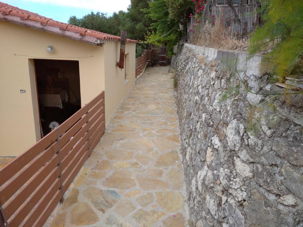 Traditional House With View Drymon エクステリア 写真